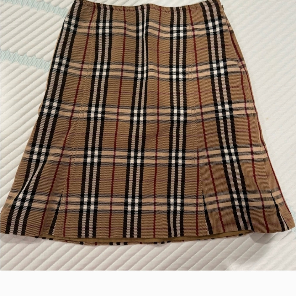 BURBERRY GIRLS SKIRT size 36